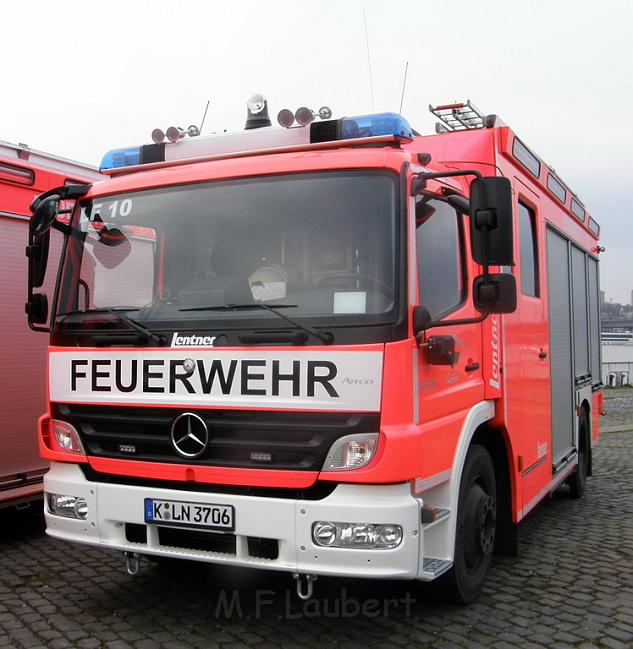 Neue LF`s fuer Koeln Uebergabe in Koeln Deutz an den Wachen  P014.JPG